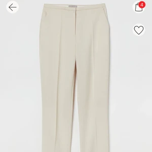 Beiga raka kostymbyxor från H&M - Raka kostymbyxor från H&M sitter så snyggt endast testade. Finns matchande kavaj som jag också säljer nypris 249kr