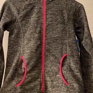 Grå fleecetröja  - En grå fleecetröja med rosa detaljer. Ganska använd men inget som märks. Väldigt skön och varm. Älskar den men har tyvärr växt ur den