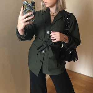 Vårjacka  - Så fin vårjacka i militärgrön, köpt på lindex för några år sedan, sparsamt använd så väldigt fint skick💓 strl s