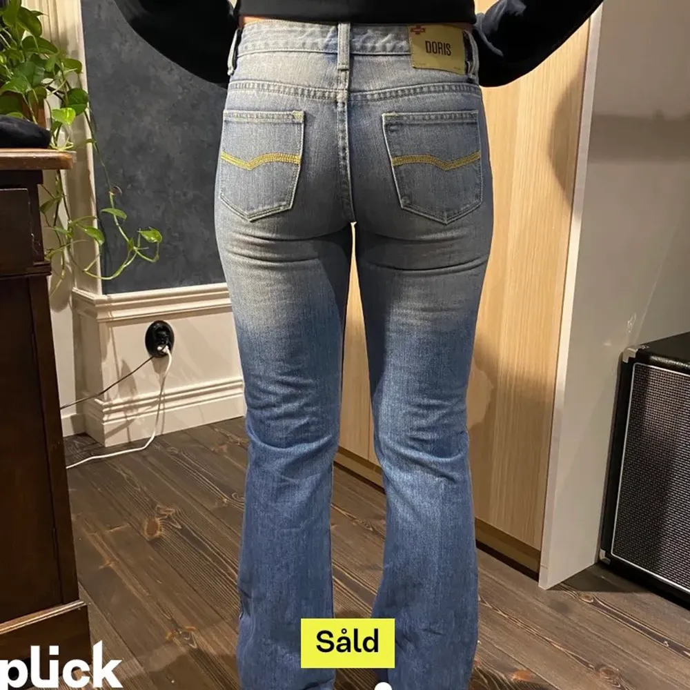 Säljer mina lågmidjade blåa jeans! ( bilderna är lånade från tjejen jag köppte dom av från början ) . Jeans & Byxor.