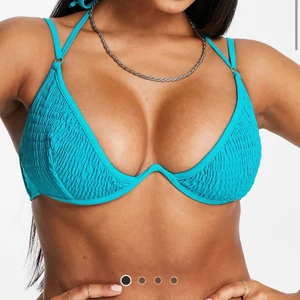 Bikinitopp - Lånade bilder från hemsidan. Helt oanvänd bikinitopp från asos i stl 80E den är ganska liten i stolek så skulle säga att den passa bättre till C/D kupa. (det blev fel stolek för mig). Slut i lager. Om fler är intresserade blir de budgivning❤️❤️ Ps: köpare betalar frakt