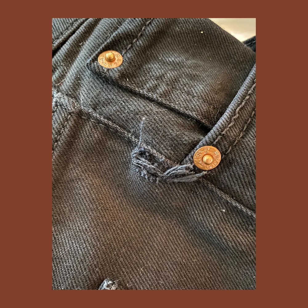 Skitsnygga flarejeans från Levi’s! Har färgat dom en gång för ett helsvart resultat. Finns ett litet hål vid fickan men inget som syns tydligt :). Jeans & Byxor.