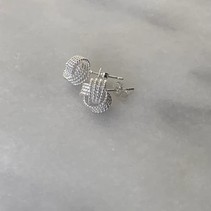 Örhängen  - Söta små silvriga örhängen 40kr