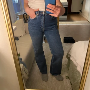 Raka jeans - Raka mörkblå jeans från pull& bear💙 sköna och mjuka! Köparen står för frakten!