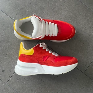 Alexander McQueen OS Sneaker - Som nya mcqueen skor! Använda 1 gång i somras men inte efter det. Tags e kvar på o även storleks lappen. Skorna är i storlek 40, nypris är 8500kr. Funkar på både tjej o kille. Kan posta efter överenskommelse annars möts jag i stockholms området!❄️