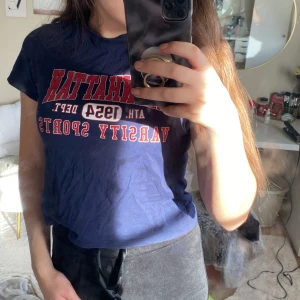 Blå t-shirt - En snygg blå tröja i storlek xs, jag på bilden har storlek s☺️skriv privat om ni vill ha med bilder, Köpare står för frakt