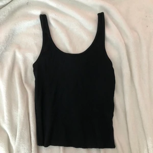 Svart linne - Basic ribbat svart linne, lite kortare modell