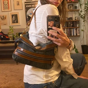 Miss Sixty mini bag 🍒 - Handväska tidigt 00-tal från Miss Sixty 🌈 supersöt och det får ändå plats en del i den! 😋 gjord i jeans med skinndetaljer. Ett stort fack med innerfickor samt två ytterfack med dragkedjor. 🦩