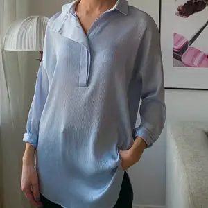 Ljusblå skjorta som även funkar som klänning, beroende på hur lång man är💙 Nyskick! 