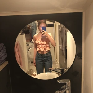 Söt topp  - Söt topp ifrån Nelly i nyskick, säljer för 150kr💗