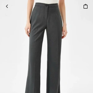 Mörkgrå kostymbyxor från Bershka  - Mörkgrå kostymbyxor från Bershka🖤 Storlek 36, ganska små i storleken. Aldrig använda, nyskick. Köpta för 299! Kan skicka bilder