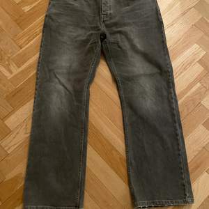 Sjukt snygga jeans med en rak/vid modell! Storlek är 34-32. Dem är helt oanvända. 