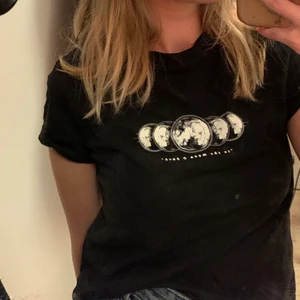 Svart sodiac t-shirt - Fin kortare och allmänt lite mindre t-shirt som passar till allt verkligen. Fint tryck🥺 Skönt material och sitter bra! Jag har s i vanliga fall och är 1,69