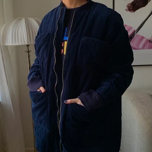 Jacka i sammet  - Lång jacka i mörkblå sammet från Carin Wester. Använd endast 2 gånger 💙Nypris: 1299kr  Köparen står för frakten! 