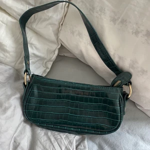 Grön väska i ormskinnssimmitation - Väska köpt från ASOS! Använd ca 4 gånger. Köpare står för frakt - hör av dig för fler bilder😘