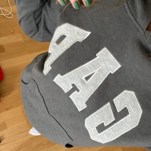 Trendig Gap hoodie - Säljer denna trendiga gap hoodie!! ⚡️⚡️💗Får ingen användning för den tyvärr. barnstorlek 160 men passar xxs-s💘 sista bilden är lånad, den är inte lika mörk som på den bilden hör av dig vid frågor, om många är intresserade blir det budgivning 🥰