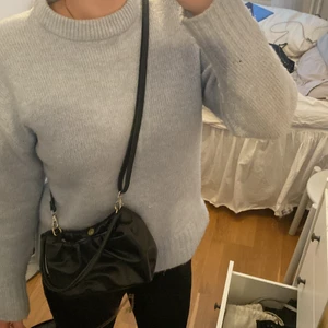 Liten väska  - Ganska liten väska som rymmer det man behöver. Köpt på shein. 100kr inklusive frakt