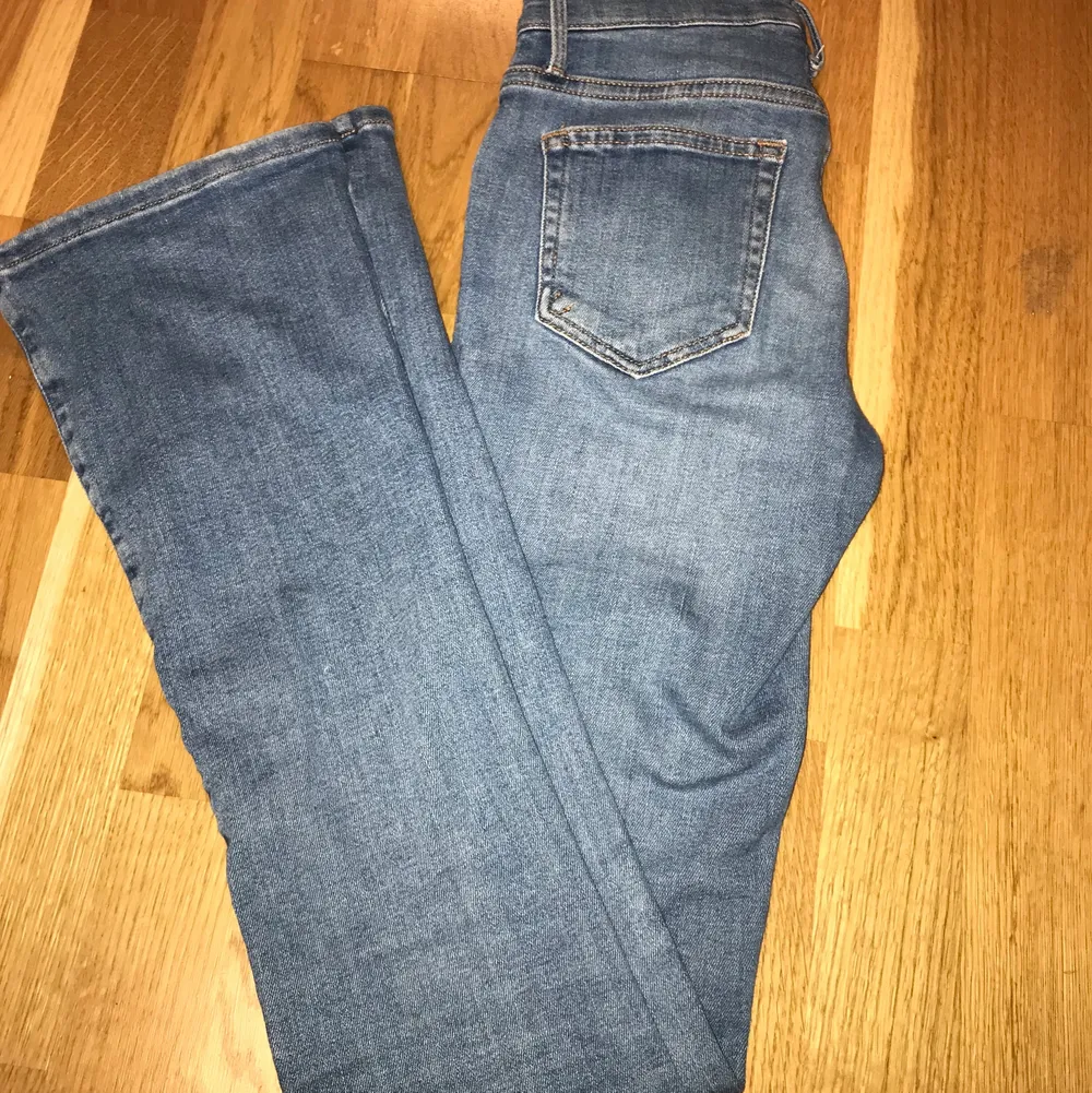 Supersnygga lågmidjade boocut jeans. Har tyvärr inga bilder med jeansen på men kan fixa några vid intresse. Första bilden är lånad från tjejen jag köpte dem av. Storlek XS och i fint skick. Innerbenslängden är 87 cm. 💘💘 200 kr + frakt men kan även mötas i Stockholm Eller Täby 💖. Jeans & Byxor.