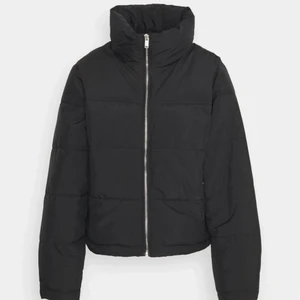 Svart pufferjacket - Svart pufferjacket från Gina tricot. Original priset är 599 och jag säljer för 150kr+frakt. Inga defekter på jackan. Storlek xl.