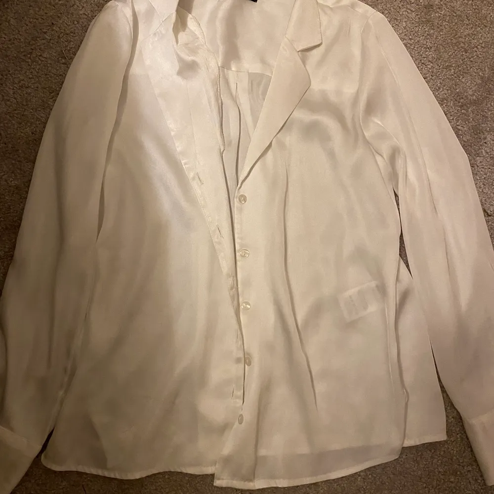 Jättefin vit silkesskjorta. Strl 34 men sitter mer som en 36a. Blusar.