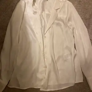 Jättefin vit silkesskjorta. Strl 34 men sitter mer som en 36a