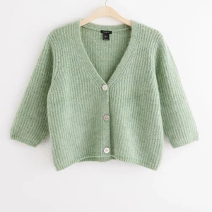 Kofta - Säljer nu denna gröna stickade koftan från lindex, den är i storlek M 💗 den är köpt för 199kr men säljer nu för 30kr + frakt 