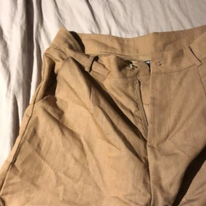 Beige kostymbyxor, storlek M - Beige kostymbyxor från shein, storlek M. Super fina verkligen, använd aldrig tyvärr