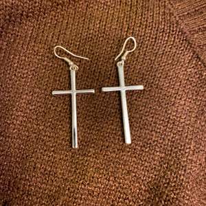 Säljer ett par kors örhängen i silver pga att jag aldrig fått användning av dessa! 15 kr + frakt 💕🌱