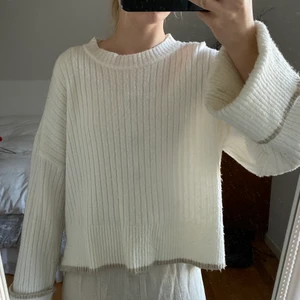 Stickad tröja  - Vit, stickad tröja med beiga kanter från nakd