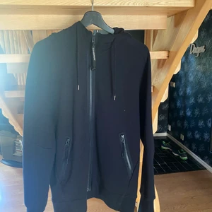 CP Company hoodie - CP company hoodie helt ny, skicka 10/10 använd 1 gång. Köpt på farfetch.com. Storlek M. Köpare står för 📦 