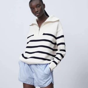 Helt slutsåld tröja från zara  - Världens skönaste tröja perfekt för svala sommarkvällar. Sälj för kommer inte till användning. Frakt 96kr  säljer vid bra bud köp Direk 440kr