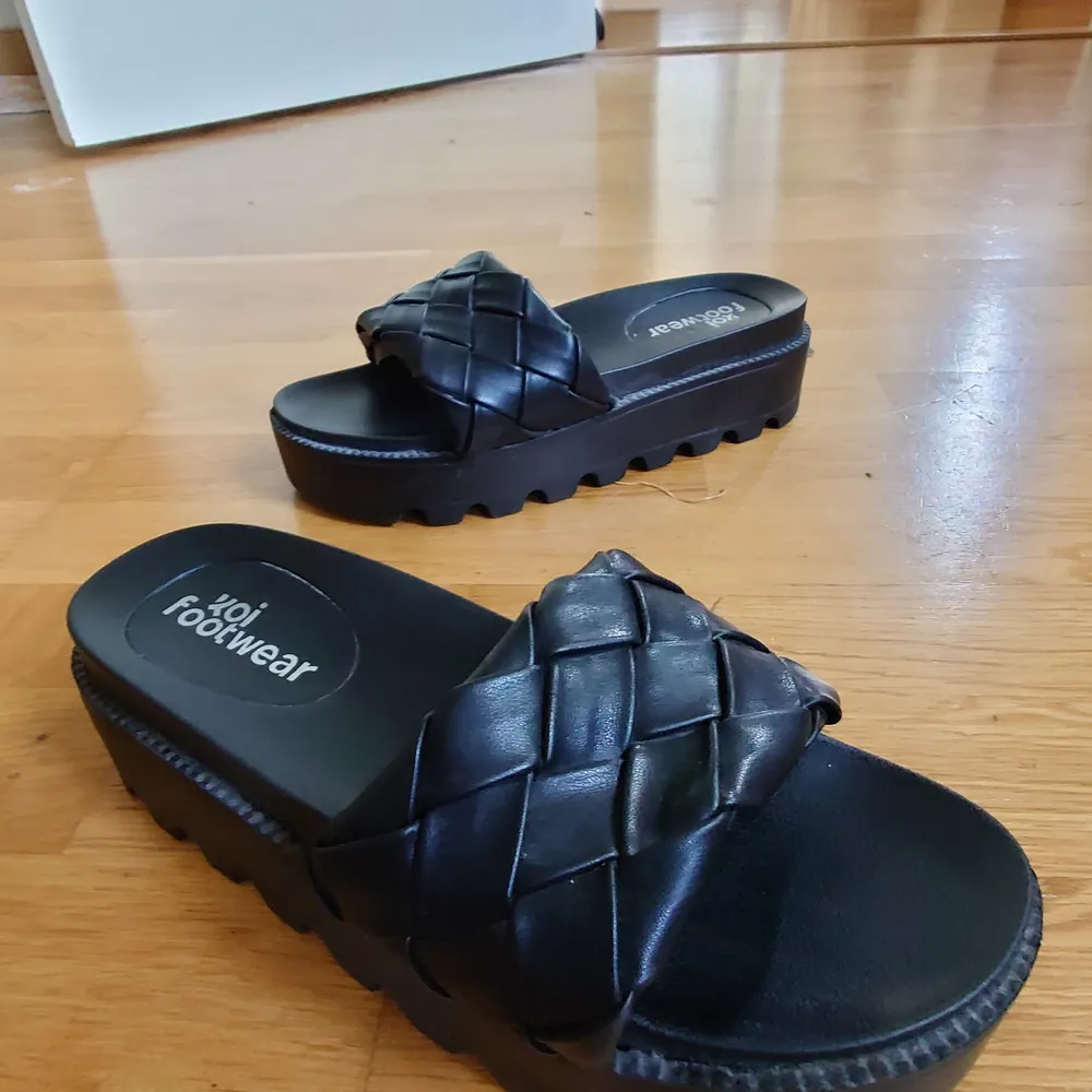 Nya Koi footwear veganska sandaler. Köpte fel storlek. De var använda bara två gånger.. Skor.