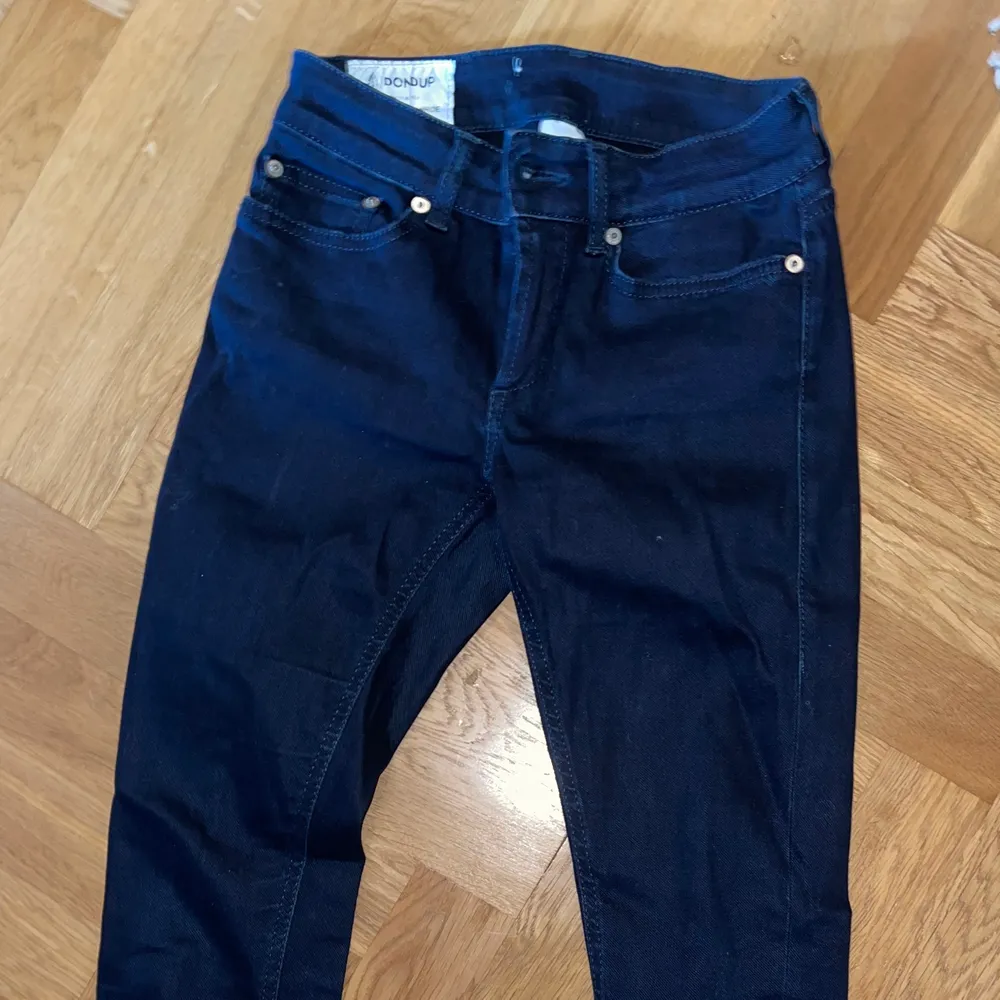 Mörkblå dondup jeans. Använda ett fåtal gånger. Storlek 26. Jeans & Byxor.