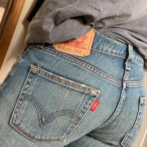 Assnygga Levis i kortare modell - sommarjeansen 👖🌞 - Snygga Levis i lite croppad modell - 514 Straight heter modellen. Har låg midja och sitter snyggt med lite rakare ben. Är tyvärr lite för små för mig som har 25 i Levis, passar 24-25. Längden är kortare, når till fotknölarna på mig som är 156cm