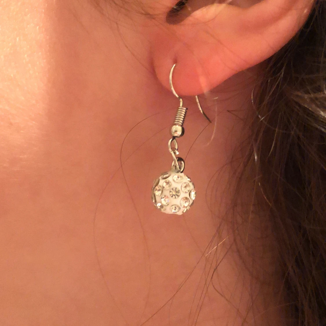 Vita strass örhängen🤩