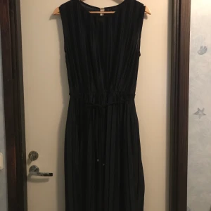 Vero Moda ONLY storlek M - Marinblå/mörkblå. Endast testat och i mycket fint skick. 