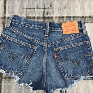 Levis shorts - Köpta här på plick men var lite försmå på mig tyvärr😔 