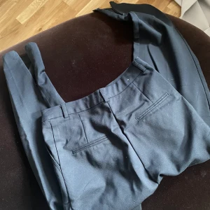 Byxor  - Byxorna är från bikbok. Har nt använt dem. 