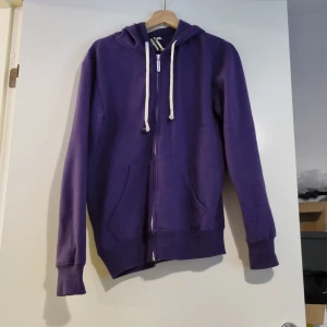 Hoodiebuddie - Lila storlek  S men passar m stor i storleken with headphones and still  working 😊