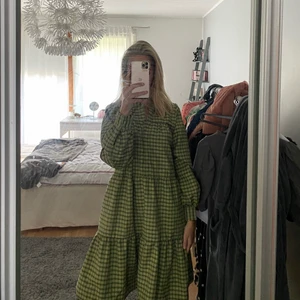 Mönstrad kläning från: Moss Copenhagen! - Hej! Jag säljer min super gulliga och sköna kläning ifrån Moss copenhagen. Kläningen är i storlek S men passar Xs lika bra! Änvänt den Max 3 ggr! Nypris: 1100, Säljer för bra bud!