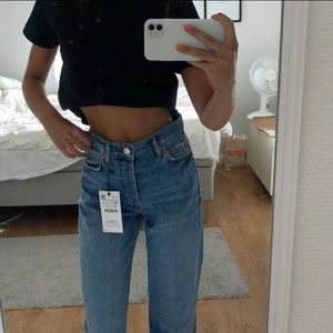 Jeans från zara - Säljer dessa skitsnygga jeans från zara med prislappen kvar 🤍 frakten ingår inte i priset (88kr). Skicka om ni har frågor ☺️ buda!