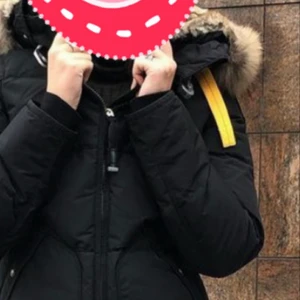 Svart parajumper longbear strlk xs säljs - Svart parajumper long bear storlek xs säljs för bra pris. kvitto finns, köpt i butik för 9200 kr på nk och är i jätte bra skick använd endast en vinter. Hör av er vid intresse 