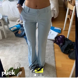 Blåa kostymbyxor  - !!!! LÅNADE BILDER FRÅN DEVI !!!! Så himla himla fina kostymbyxor från Designbysi som tyvär inte riktigt är min stil längre, nästan helt oanvända kanske 2-4 gånger som dessa fina har använts, dom var helt nya när jag fick dom så dom är i toppskick. Kan mötas upp eller frakta, skriv vid intresse eller frågor❤️ 