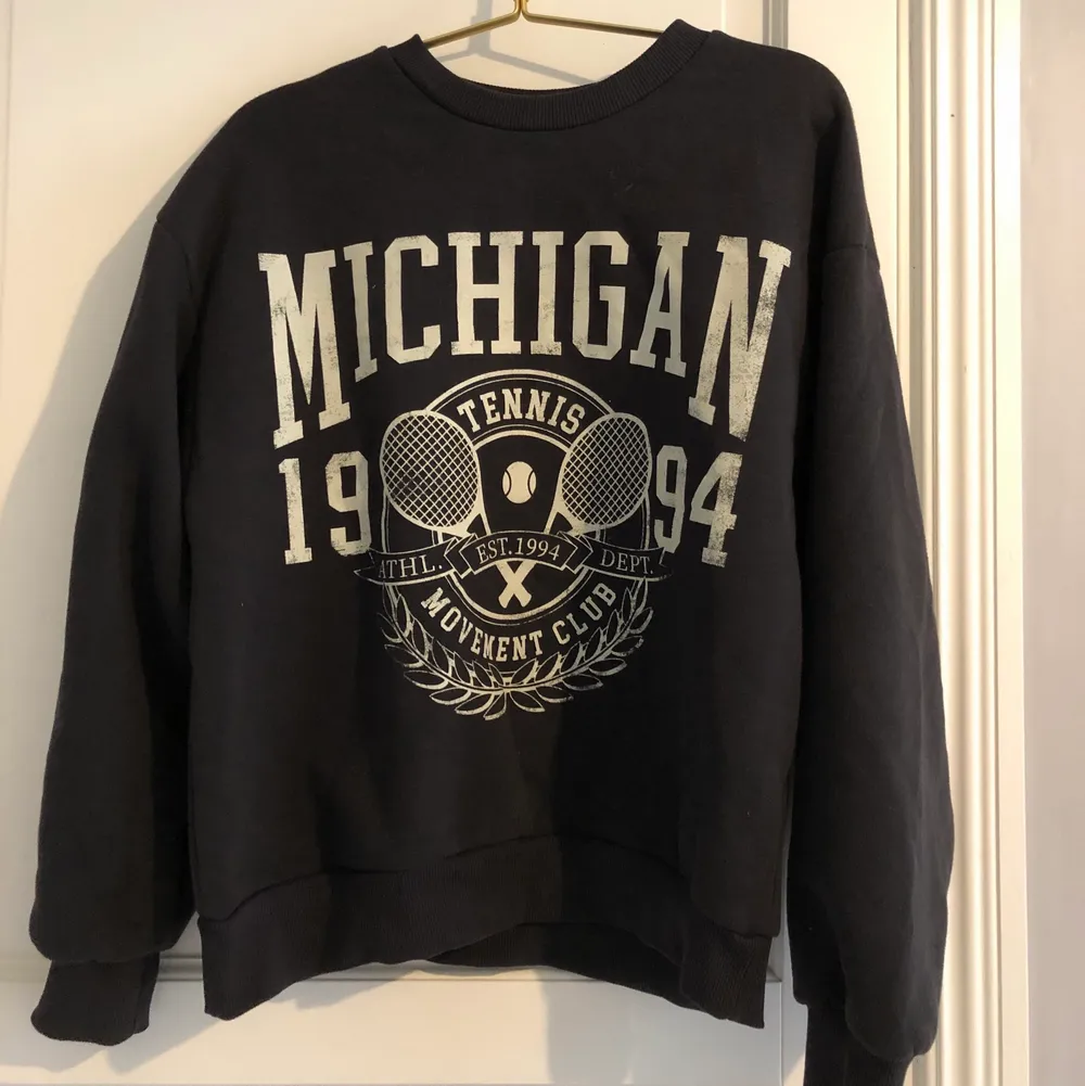 Säljer en mörkgrå sweatshirt med tryck från Gina Tricot, är så gott som ny, antal ett par enstaka gånger, bra skick, köpt för: 250kr och säljes för: 110kr . Tröjor & Koftor.