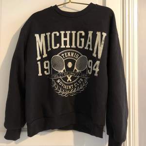 Säljer en mörkgrå sweatshirt med tryck från Gina Tricot, är så gott som ny, antal ett par enstaka gånger, bra skick, köpt för: 250kr och säljes för: 110kr 