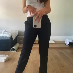 Lågmidjade Byxor Zara Strl 36 - Trendiga lågmidjade kostymbyxor från Zara i storlek 36. Mycket gott skick. Kontakta gärna vid frågor!🥰🥰 (Kolla gärna in mina andra annonser)