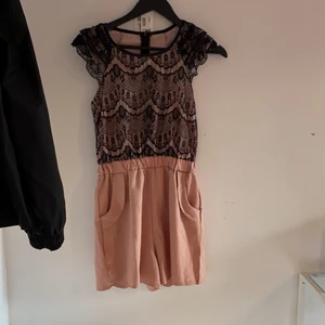 Jumpsuit  - Denna jumpsuiten är aldrig använd vilket är därför jag säljer den. Tycker den är super fin och passar perfekt till sommaren när det är varmt. Den har två fickor på varsin sida därframme och en dragkedja därbak.