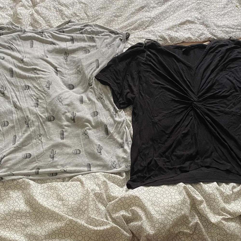 Två tröjor, den grå är M/L of den svarta är M och har en spin i mitten som gör att den blir mer figursydd. Bud från 30:-/st, jag bjuder på frakten 🥰. T-shirts.