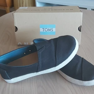 Mörkblå Toms skor str 37,5 - Mörblå suuupersköna Toms! Använd ca 4 ggr. Inte min stil dock så säljer vidare. Storlek 37,5. Perfekt på sommaren!