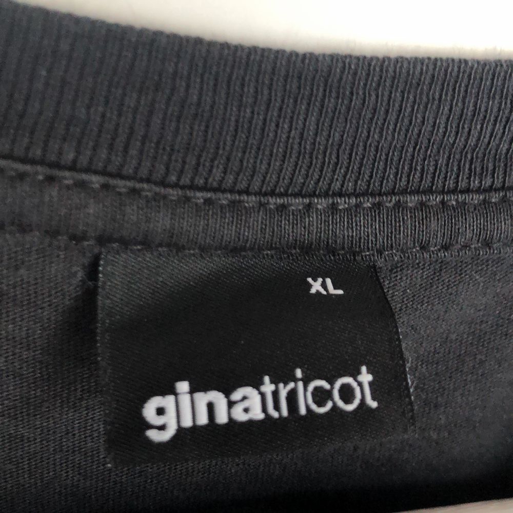 Säljer en T-shirt från Ginatricot. Materialet är luftigt och skönt. T-shirten är i bra skick då jag inte tycker den är min stil och därav är den inte använd. T-shirten är i stl XL men funkar utmärkt till stl S om man vill ha den oversized💕💕 köparen står för frakten💕💕🎸. T-shirts.